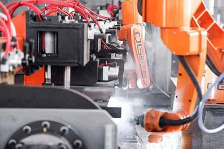 Robot za varjenje končnega snopa se bo začel uporabljati v velikem obsegu End beam welding robot is about to put into use on a large scale.jpg